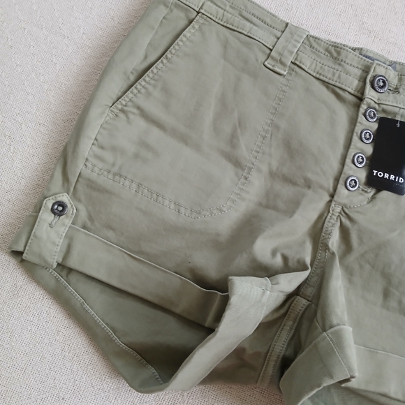 torrid ♡ military twill green short - Picture 2 of 9